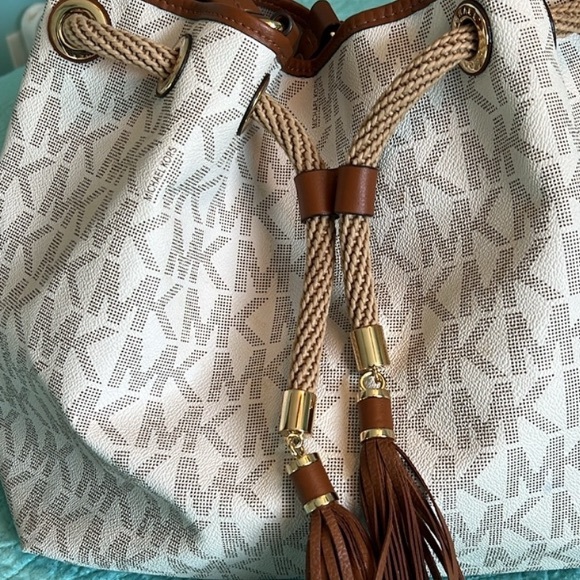 Michael Kors large drawstring bucket shoulder bag - Picture 5 of 13